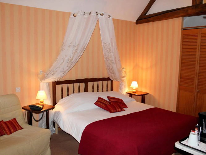 Logis Auberge Le Colombien - Hôtel Restaurant