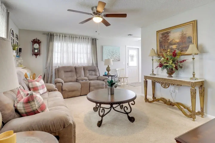 2 Mi to Lake Okeechobee: Waterfront Home w/ Deck!