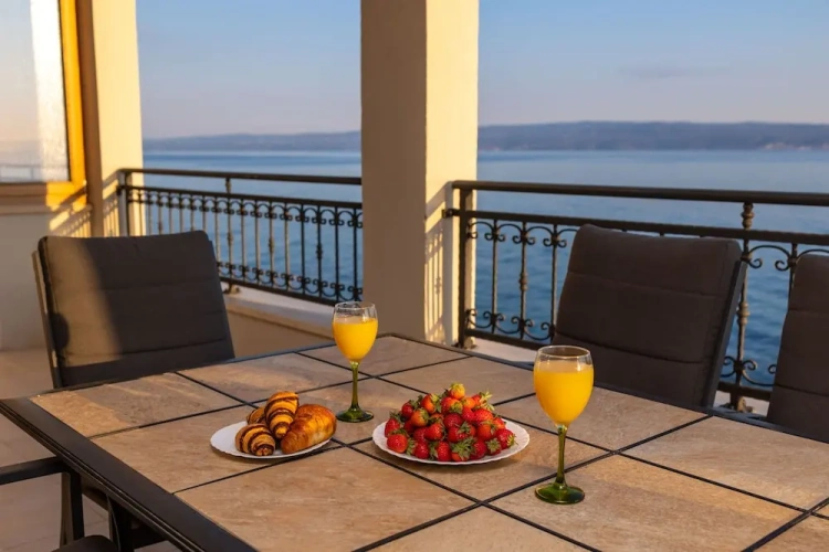 2 Bedrooms Apartment with balcony and with sea view