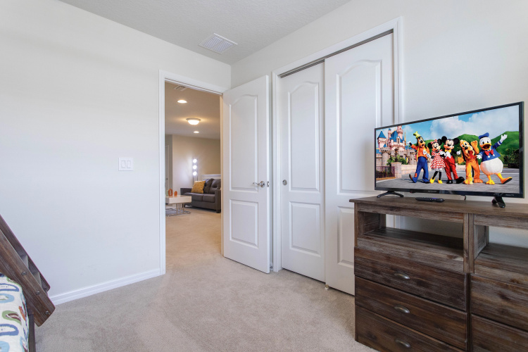 Splendid 5 Bd w/ Screened Pateo & Pool @ Windsor Westside 8921