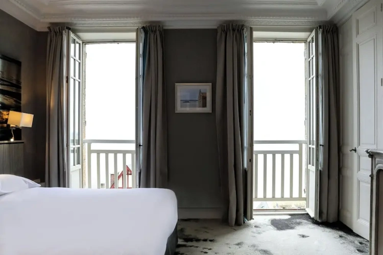 Maison Rouge Double room with bay view