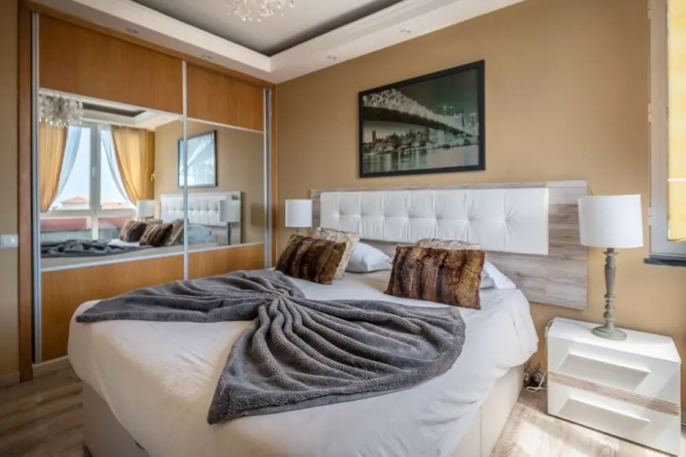 America Apartment by HR Madeira