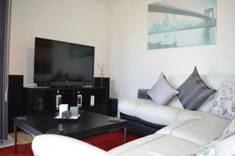 2 Bedroom Apartment With Balcony Overlooking River