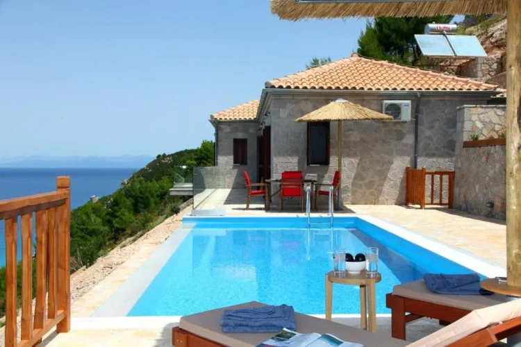 2 Bedrooms Villa