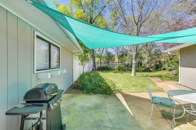Quiet Redding Getaway ~ 7 Mi to Downtown!