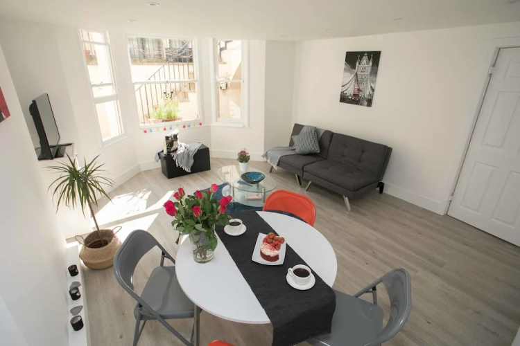 Light filled garden flat sleeps 4