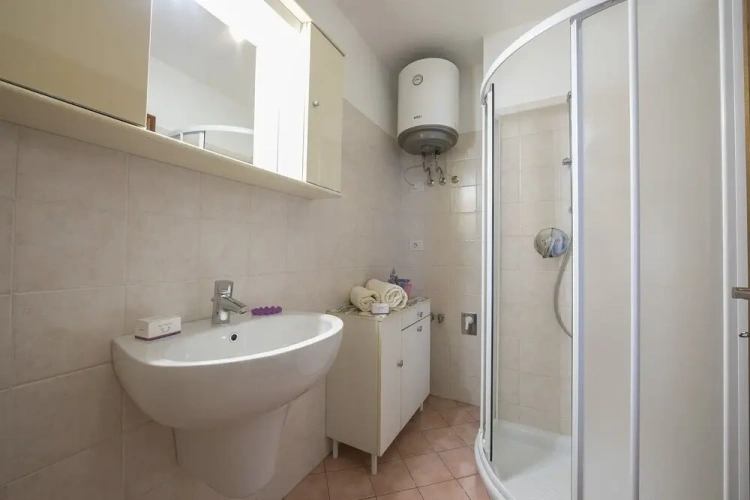 2 Bedrooms Quadruple Family Apartment