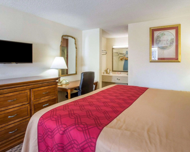 Econo Lodge  Inn & Suites Macon West