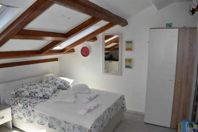 Dante Apartment