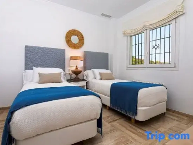 6 Bedrooms Villa