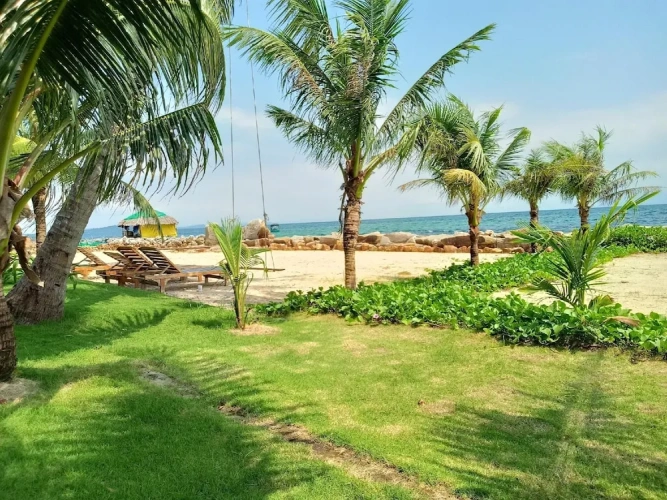 Bungalow with balcony and beachfront