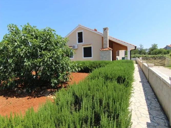 3 Bedrooms Cottage