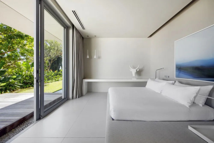 008 Bond Villa