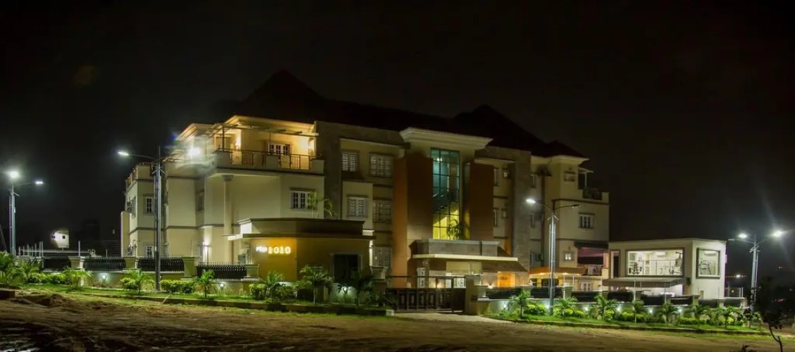 3 Bedrooms Executive Sextuple Suite
