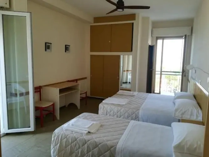 Standard Triple room