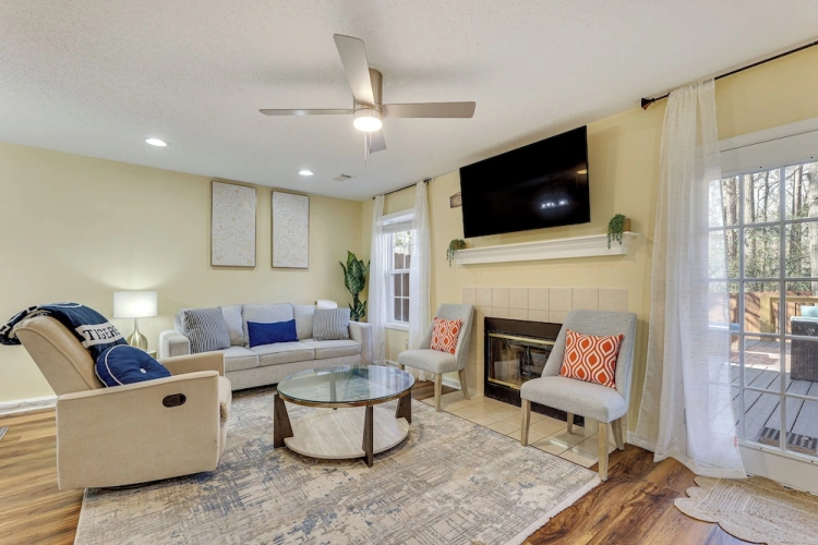 2 Bedrooms Apartment