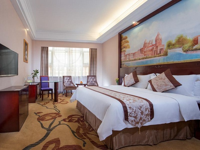 Deluxe Double Suite with street view