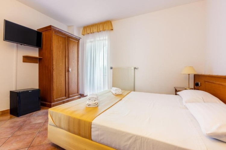 Deluxe Double room with partial sea view