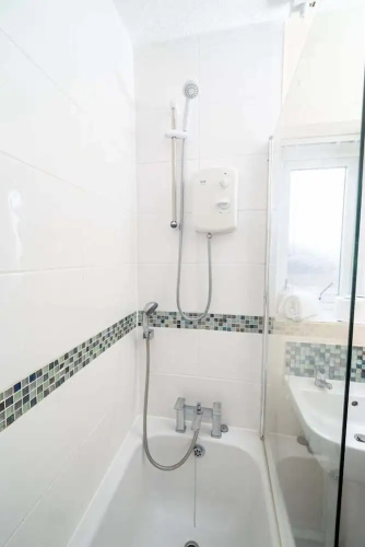 Comfortable 4-bed Home With Free Parking