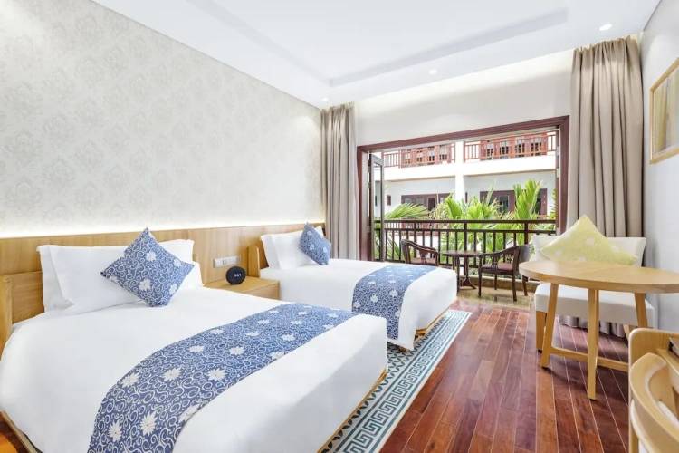 Standard Twin room with balcony