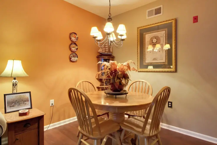 Parkway Condo ~ Walk to Island in Pigeon Forge!
