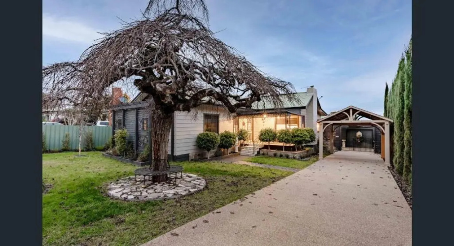The Weeping Elm - Large and Spacious