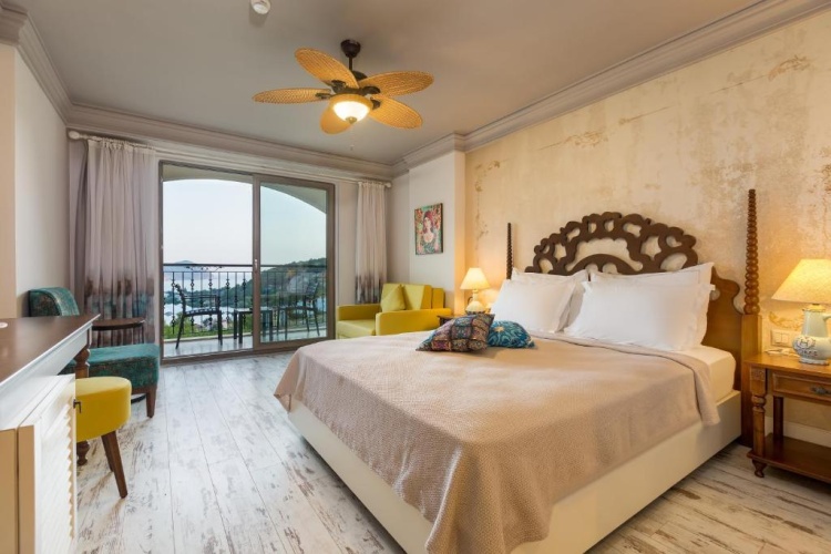 Standard Triple room with sea view