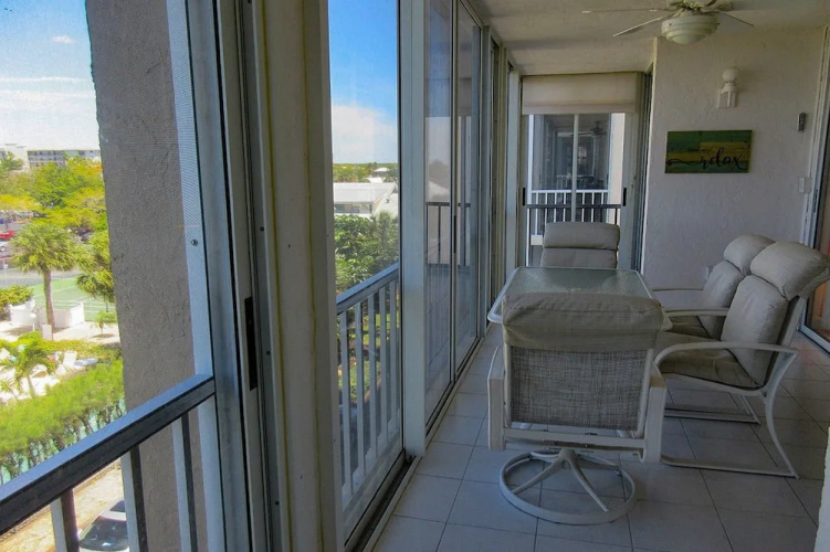 Creciente 413N by RedAwning