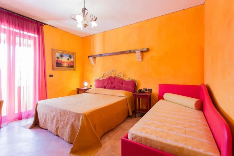 Standard Triple room
