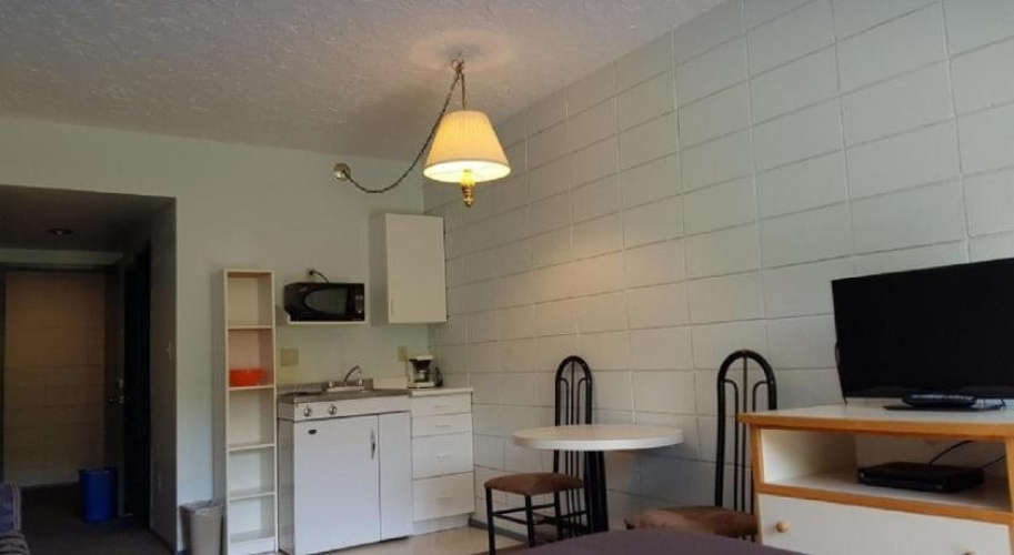 Airport Inn photo 32