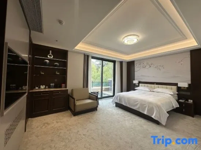 Suite with lake view