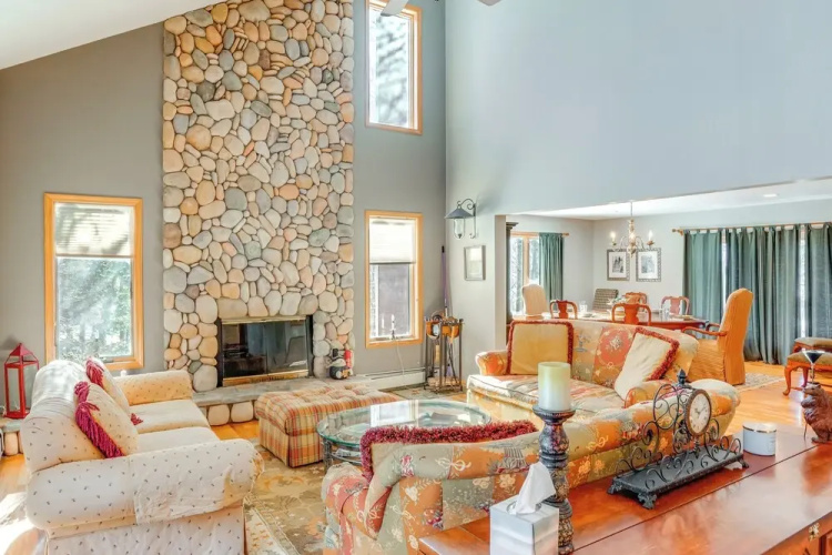 < 1 Mi to Hunter Mtn: Spacious Home w/ Hot Tub!