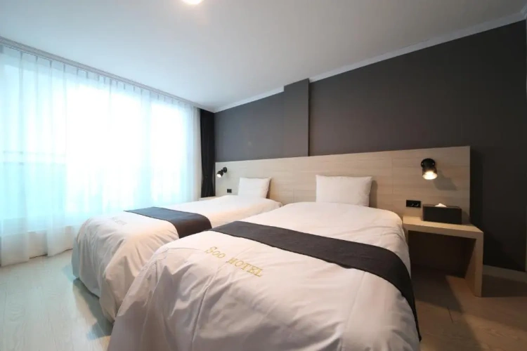 Standard Twin room with partial view