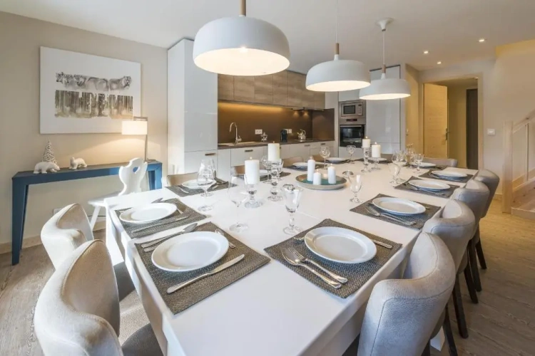5 Bedrooms Apartment