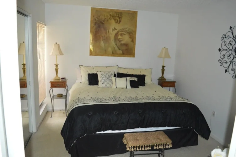 2 Bedrooms Comfort room with canal view