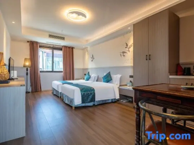 Standard Twin Family room with courtyard view