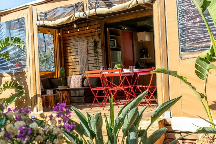 Bungalow with balcony