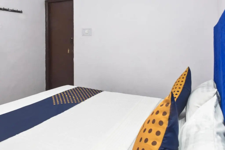 SPOT ON 71196 Hotel Krrish