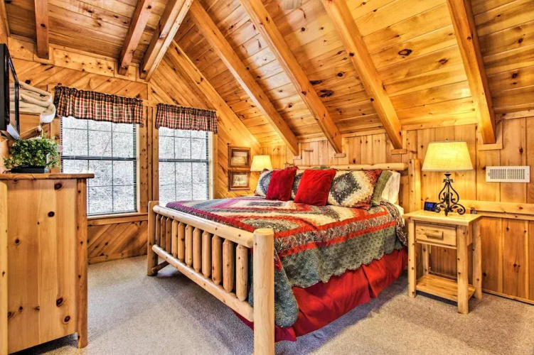 Gatlinburg Mountainside Escape w/ Deck & Hot Tub!