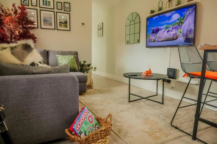 NEW Cosy & Secure - 2 Bed - Free WIFI - Modern & Functional