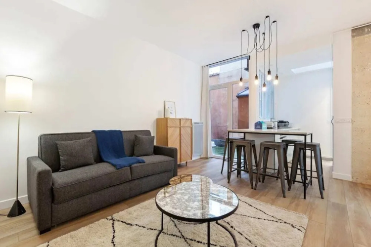 Chic & Contemporary Apartment With Two Bedroom