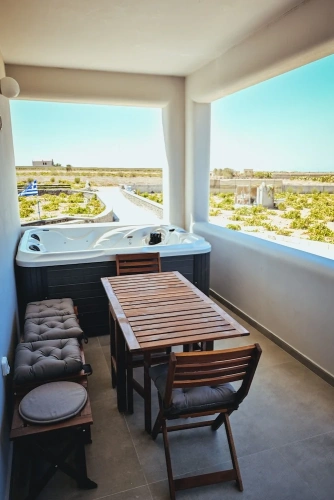 2 Bedrooms Basement Cottage with balcony and with sea view