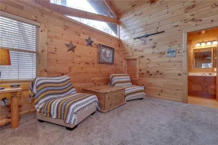 Bear Paws - Two Bedroom Cabin