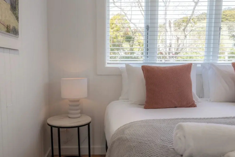 Tahatai Cottage with Spa Pool - Oneroa