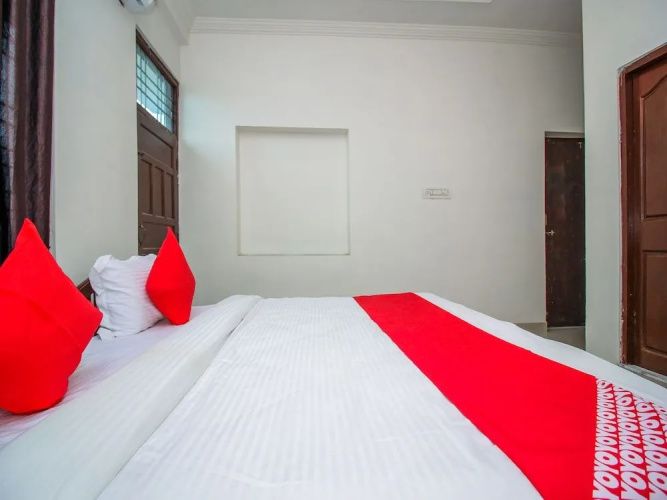 OYO 18272 Hotel Lambodar