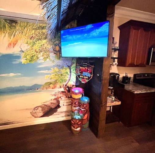 Tropical Spa Studio, Jacuzzi, Kitchen, Sparks