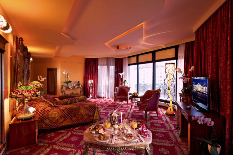 Riverside Royal HotelOver view