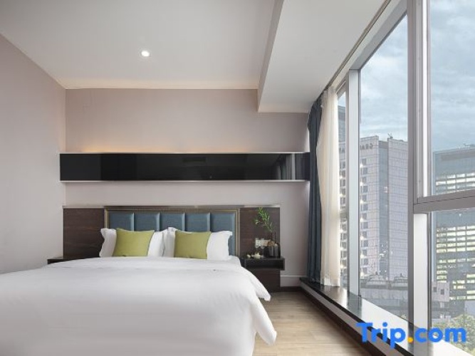 Suite with city view