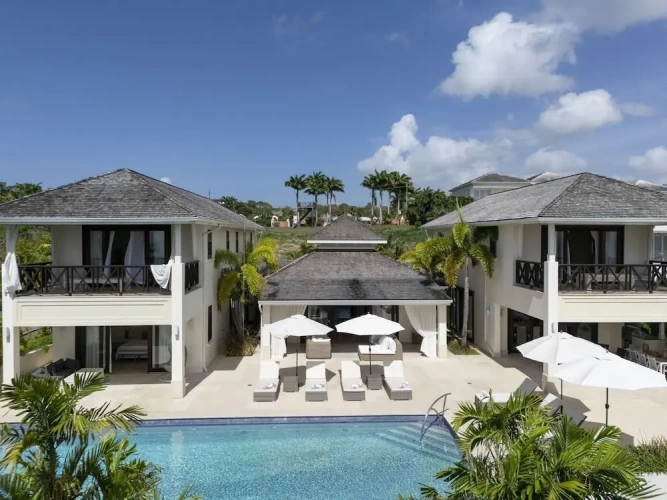 6 Bedrooms Villa