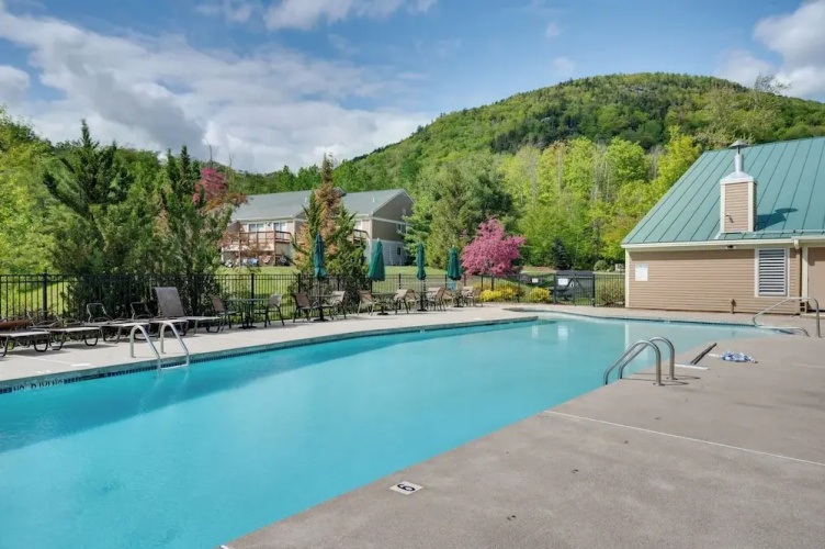 Relaxing Lincoln Condo w/ Fireplace & Shuttle